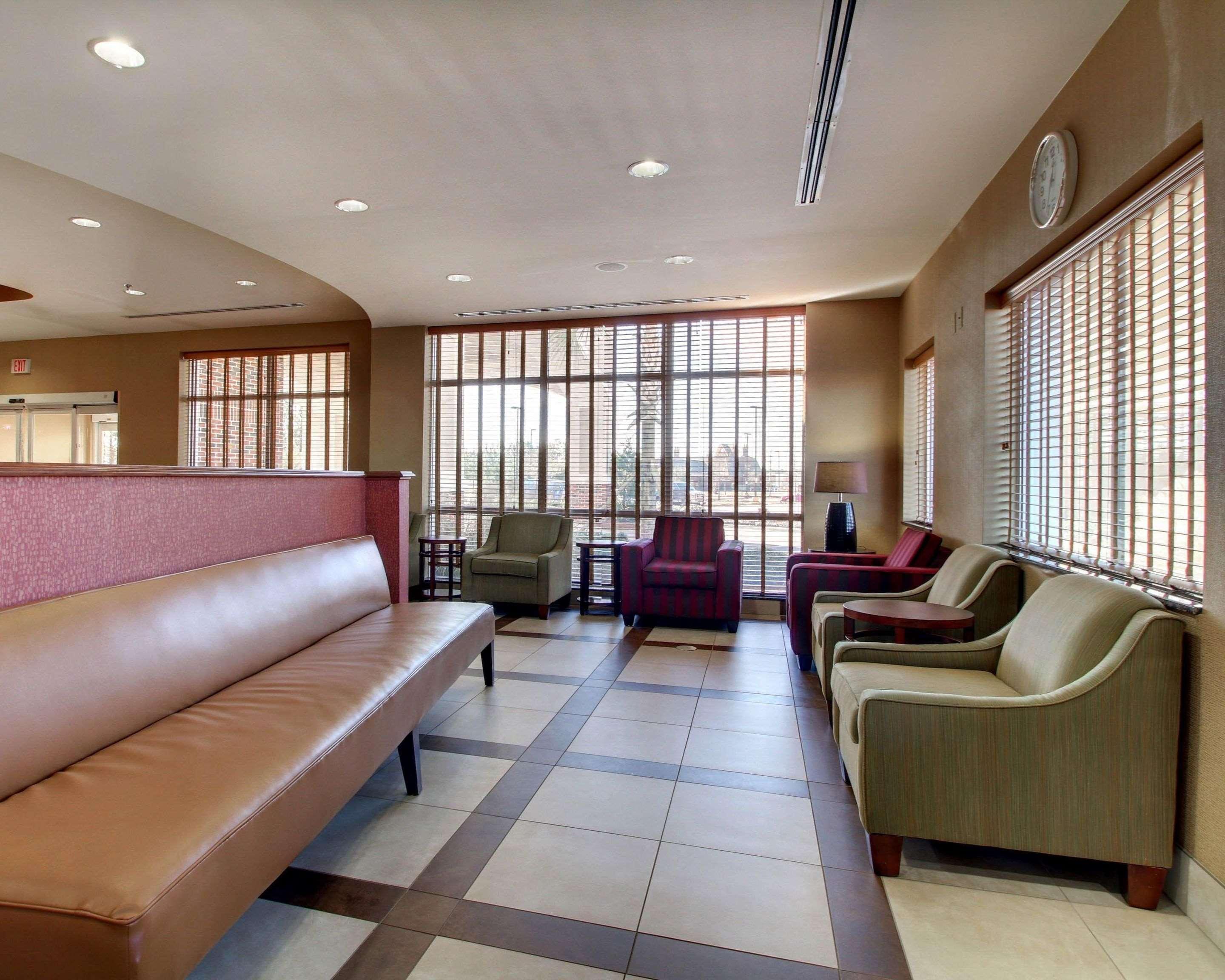 Comfort Suites Airport Luckney Exterior photo